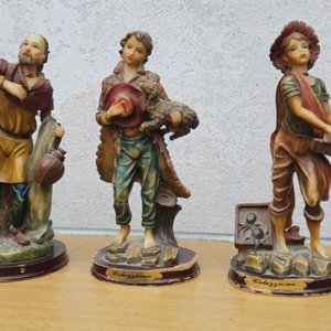 Colección de 5 Estatuillas Decorativas - imagen 1
