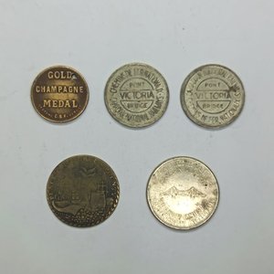 Lote de 5 Medallas y Fichas Coleccionables - imagen 5