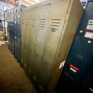 Un locker metalico cinco puertas color gris 180 x 130 x 45 cm - imagen 2