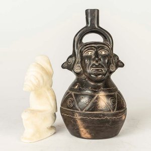 Lote siguiente: Figura Cerámica Precolombina y Adorno Piedra