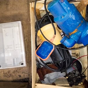 Lote de 4 Bombas y Motores Eléctricos con Nicho para Contador - imagen 2