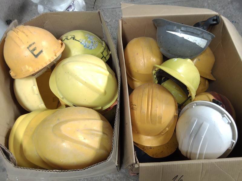 Lote de 31 Cascos de Trabajo Varios Colores