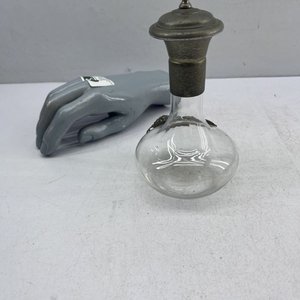 Botella Decantadora de Vidrio con Tapa Metálica y Detalle de Uvas - imagen 5