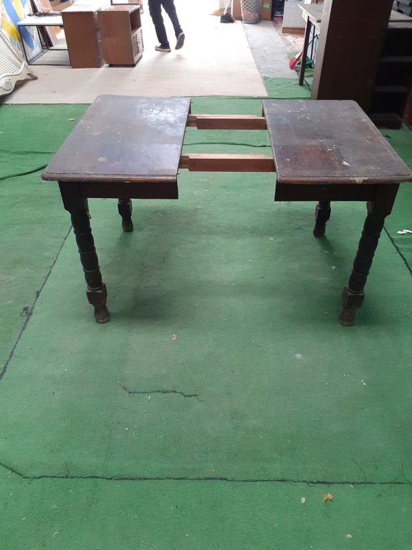 Lote anterior: Mesa de madera con patas torneadas