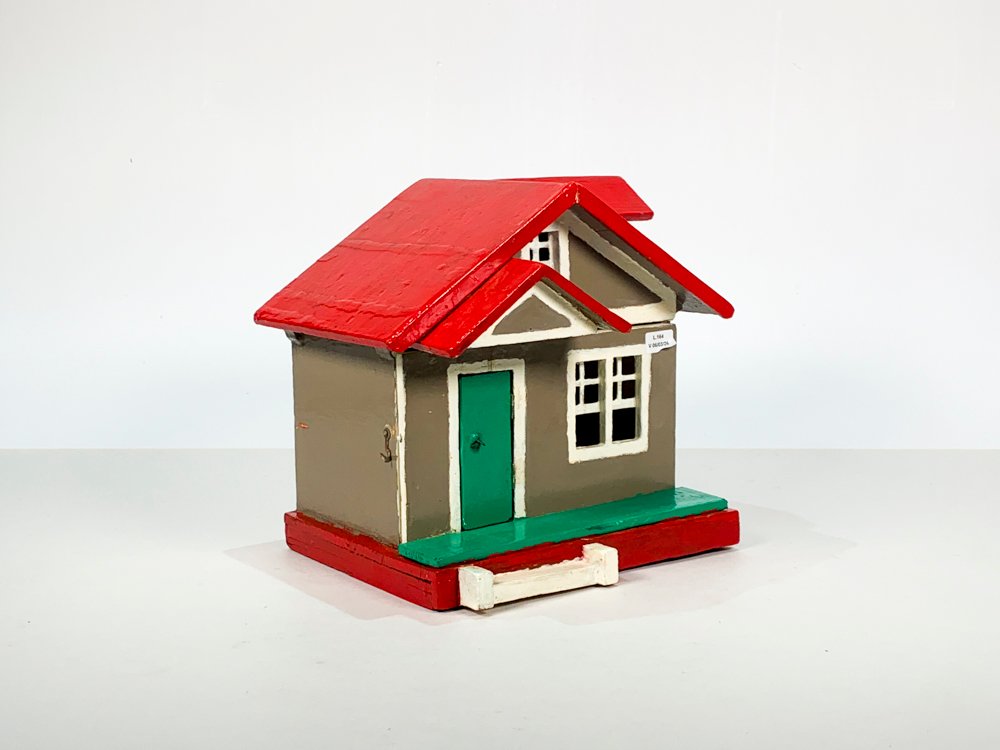 Lote siguiente: Casa de juguete en fibra, color roja y gris