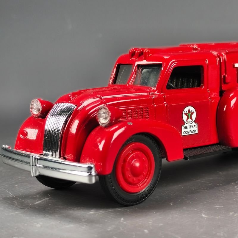 Camión de bomberos con logotipo de Texaco, caja coleccionista y detalles metálicos - imagen 3