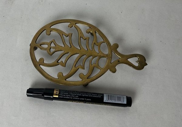 Trivet de bronce con diseño ornamentado - imagen 3
