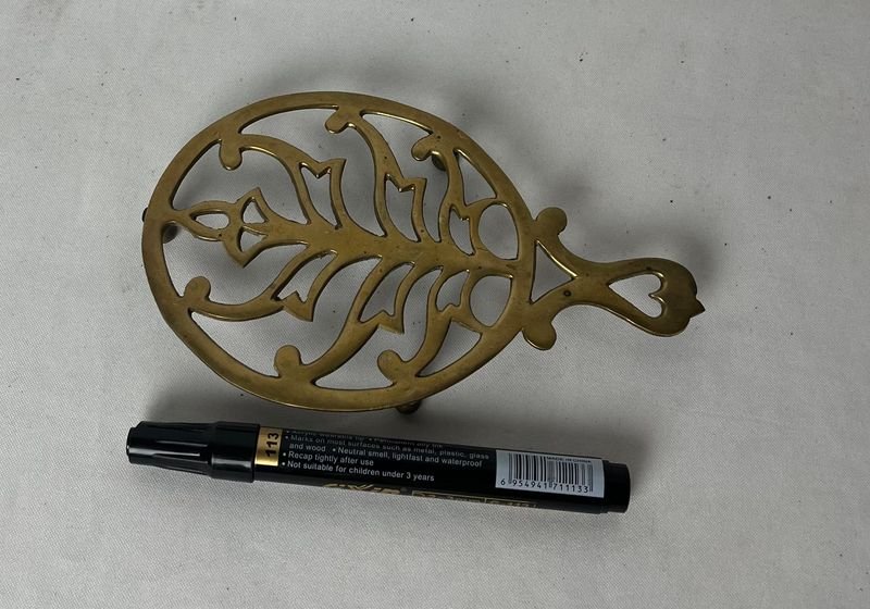 Trivet de bronce con diseño ornamentado - imagen 3
