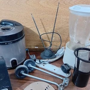 Lote de Accesorios Varios: Parlantes, Rueditas de Bicicleta Infantil y Licuadora - imagen 2