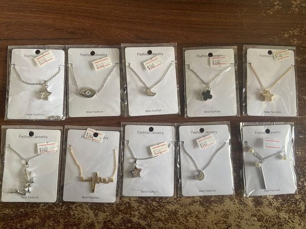 Lote de 10 Collares de Bijouterie Surtidos con Diseños Variados