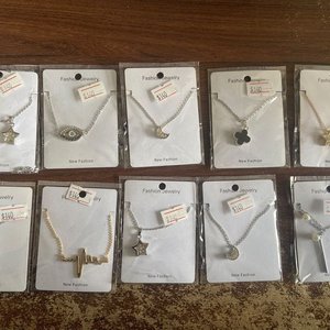 Lote siguiente: Lote de 10 Collares de Bijouterie Surtidos con Diseños Variados