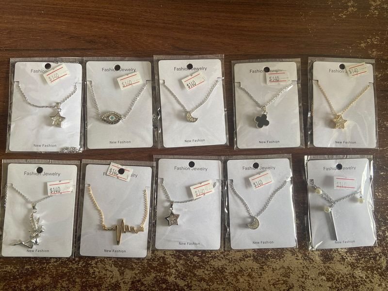 Lote de 10 Collares de Bijouterie Surtidos con Diseños Variados