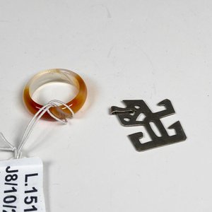 Lote siguiente: Anillo de Ágata y Colgante de Plata con Diseño Abstracto