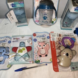 Lote de Artículos para Bebé: Mamaderas, Mordillos y Juguetes - imagen 3
