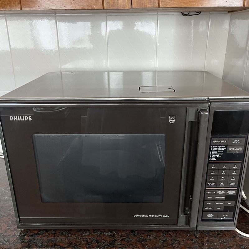 Lote siguiente: Microondas Philips Japones con exterior esmaltado y libro de recetas
