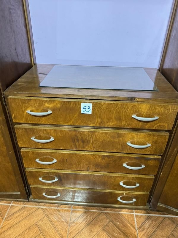 Mueble de madera con cajones y cristal - imagen 2