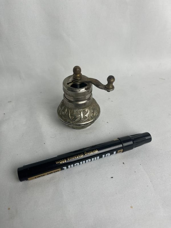 Lote anterior: Molinillo y accesorios de escritorio en venta