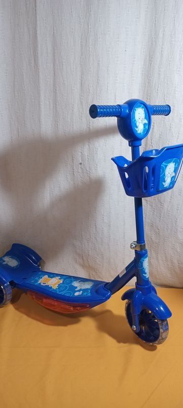 Monopatín 3 ruedas con música y luces para niños