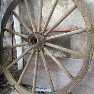 Lote siguiente: Rueda de Carro Antigua de Madera con Diámetro de 1.52m