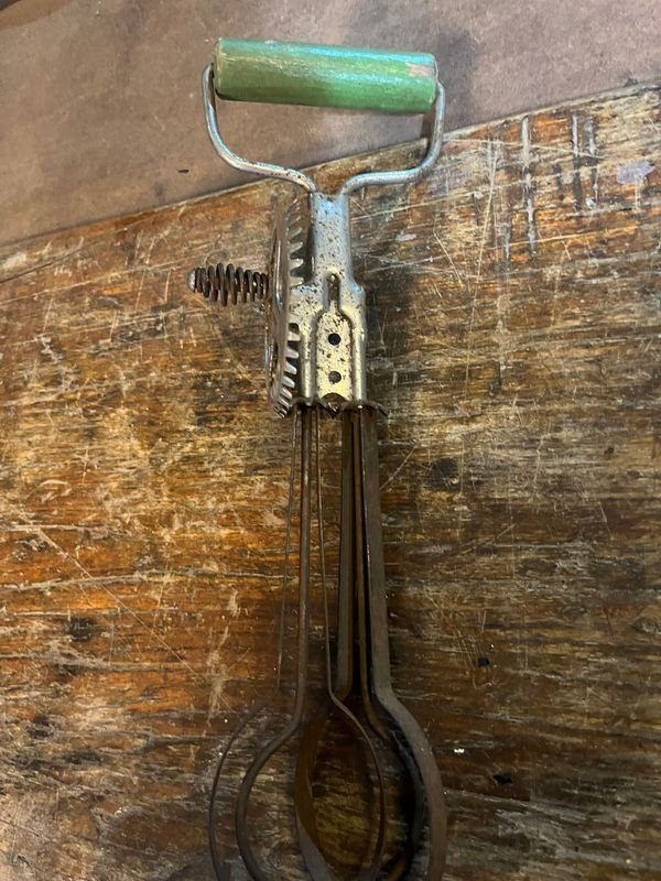 Batidor de metal con tijeras y accesorios - imagen 2