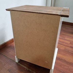 Mesa de Luz Blanca y Marrón con Puerta y Tapa de Madera - imagen 4