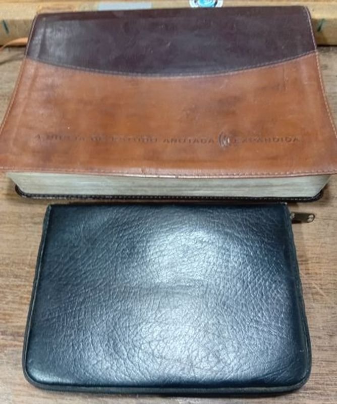 Lote anterior: Biblia de Estudio Expandida y La Sagrada Biblia encuadernadas en cuero