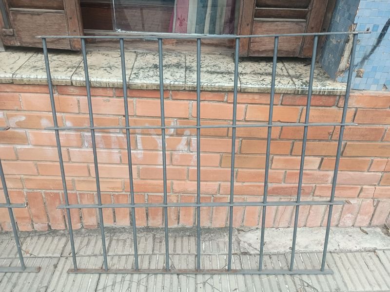 Lote anterior: Rejas de metal y ladrillos para construcción