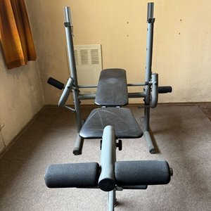 Banco de Pesas Multifuncional Gris con Respaldo y Asiento Acolchado - imagen 7