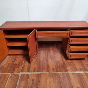 Escritorio de madera rojiza con puertas y cajones - imagen 2