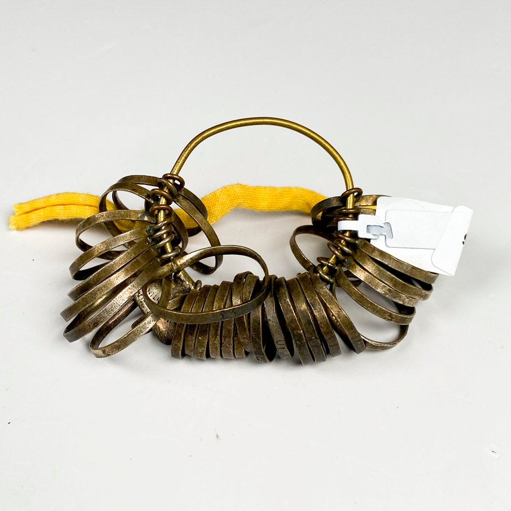 Lote siguiente: Anillera de metal con cadena y anillos