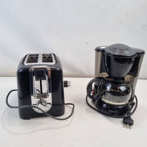 Lote anterior: L 386 - Set De 2 Piezas - Practico set de cocina con cafetera de filtro marca Cuori y tostadora Black+Decker para 2 panes (La cafetera funciona / La tostadora no enciende)