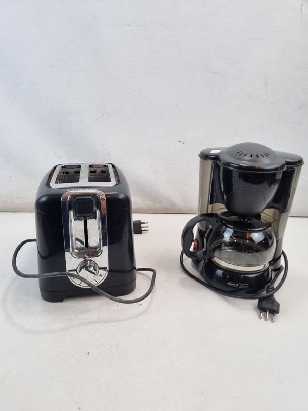 L 386 - Set De 2 Piezas - Practico set de cocina con cafetera de filtro marca Cuori y tostadora Black+Decker para 2 panes (La cafetera funciona / La tostadora no enciende)