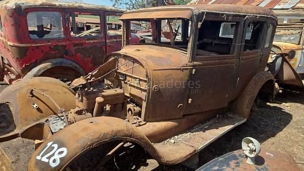 Automóvil Antiguo Rústico para Restaurar