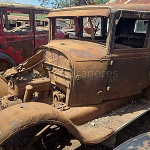 Lote siguiente: Automóvil Antiguo Rústico para Restaurar