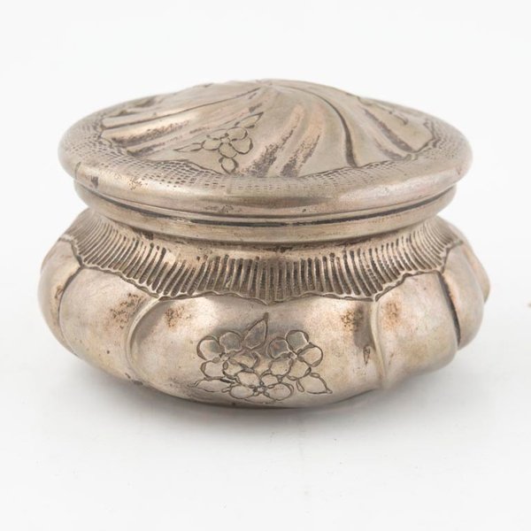 Polvera Antigua Circular de Plata 800 con Tapa y Grabados Florales - imagen 1