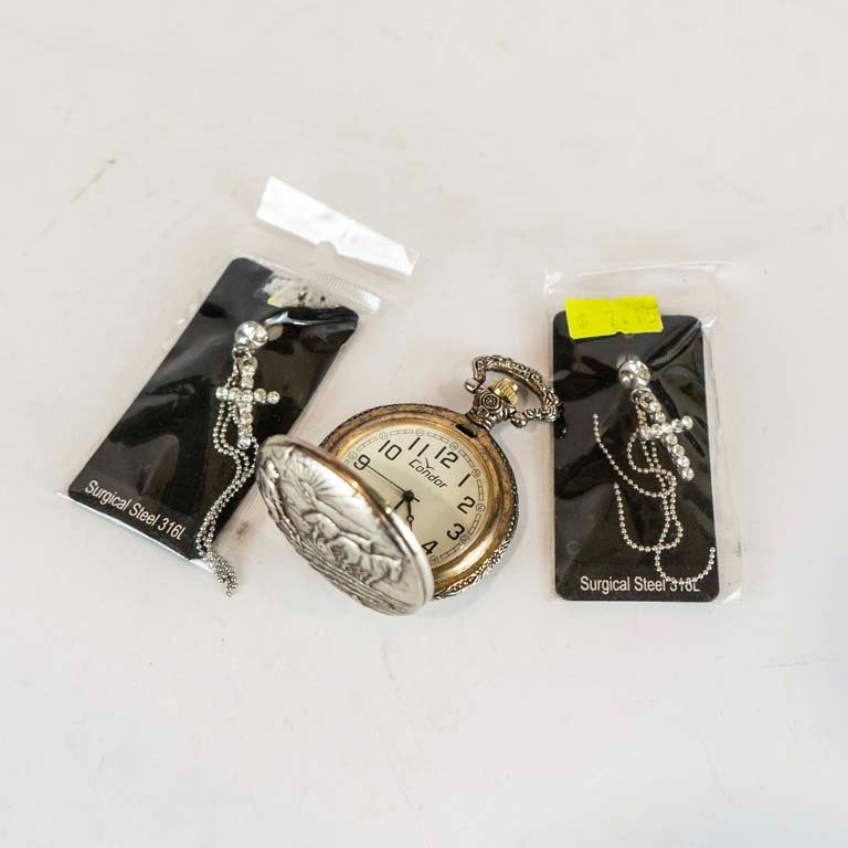 Lote siguiente: Reloj bolsillo de metal y par de caravanas