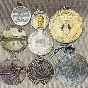 Lote de 8 Medallas Deportivas: Hockey, Tiro, Fútbol y Más - imagen 2