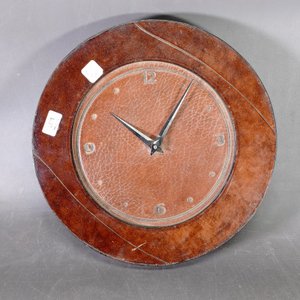 Reloj de Pared Redondo en Madera y Cuero Marrón - imagen 2