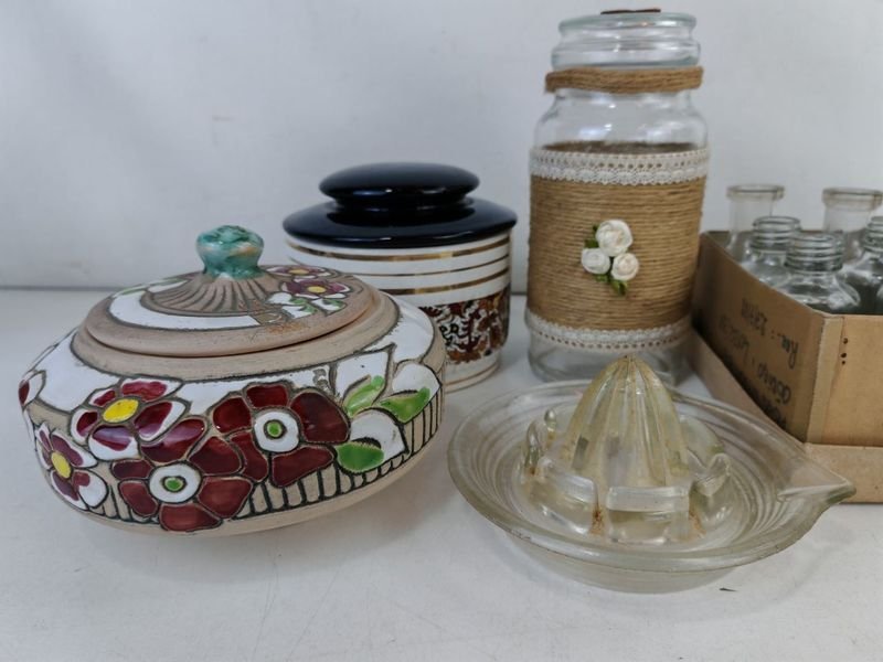 Colección de frascos y objetos decorativos - imagen 5