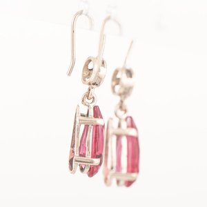Par de Caravanas de Oro con Piedras Rojas y Brillantes - imagen 2