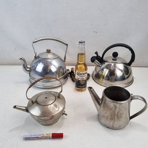 Conjunto de 4 Pavas y Jarra de Metal con Signos de Uso - imagen 2