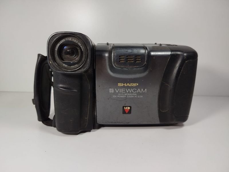Lote siguiente: Antigua cámara de filmar con casetera y pantalla LCD marca SHARP