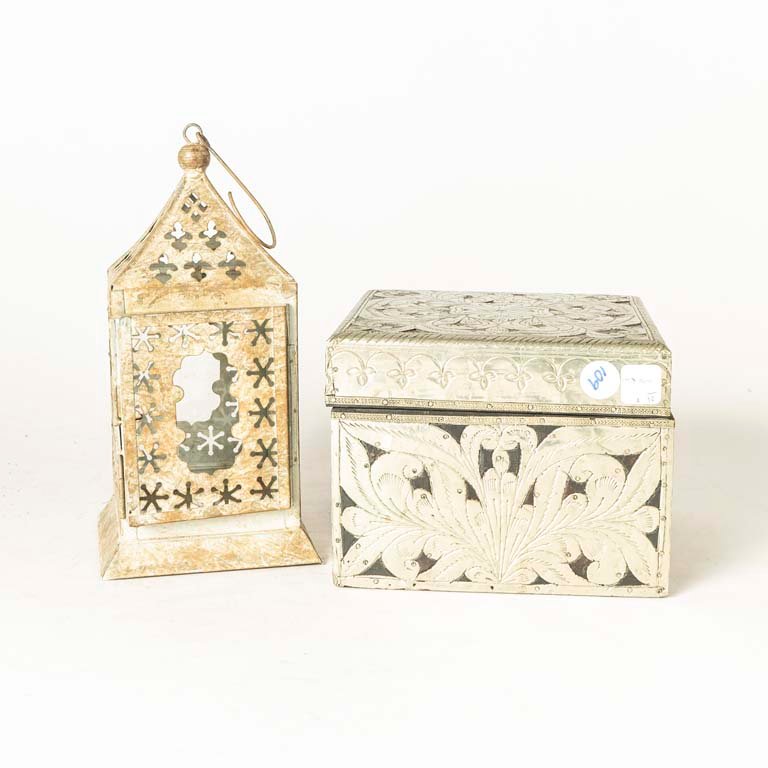 Cofre Decorativo de Madera y Metal con Farolillo Vintage