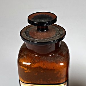 Dos Frascos de Farmacia Antiguos de Vidrio Color Ámbar con Tapones - imagen 5