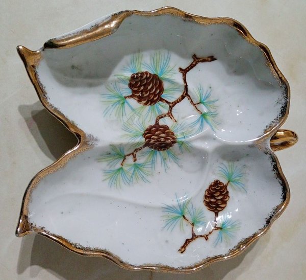 Plato Decorativo Hoja de Cerámica Ucagco con Piñas y Bordes Dorados