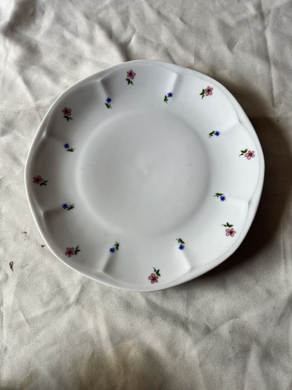 Lote anterior: Plato de porcelana con patrón griego y flores azules