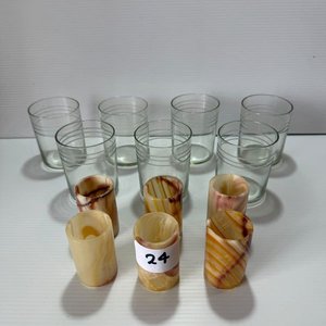 Lote siguiente: Lote de 7 Vasos de Vidrio y 6 Shots de Ágata con Plato Juego