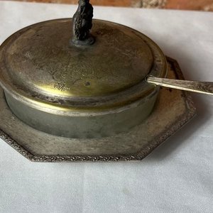 Antigua Dulcera de Platina y Vidrio con Tapa Cincelada y Repujados - imagen 5