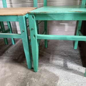 Tres Sillas Antiguas de Madera con Asiento de Pino - imagen 10
