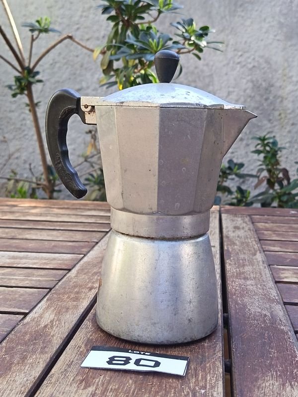 Cafetera italiana tipo moka de aluminio, con cuerpo octogonal, tapa, asa y filtro interior